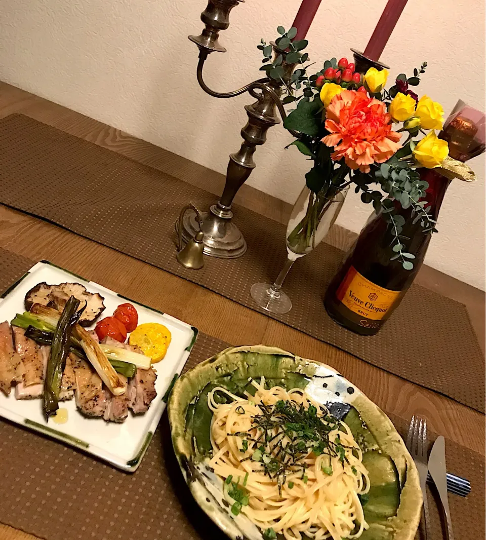 ホワイトデーお返しのシャンパンと花をバックに鶏モモ肉と野菜のソテー|izunさん