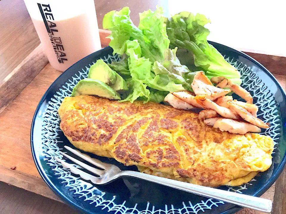 とろろ入りオムレツと鶏胸胡椒焼き|とみぃさん