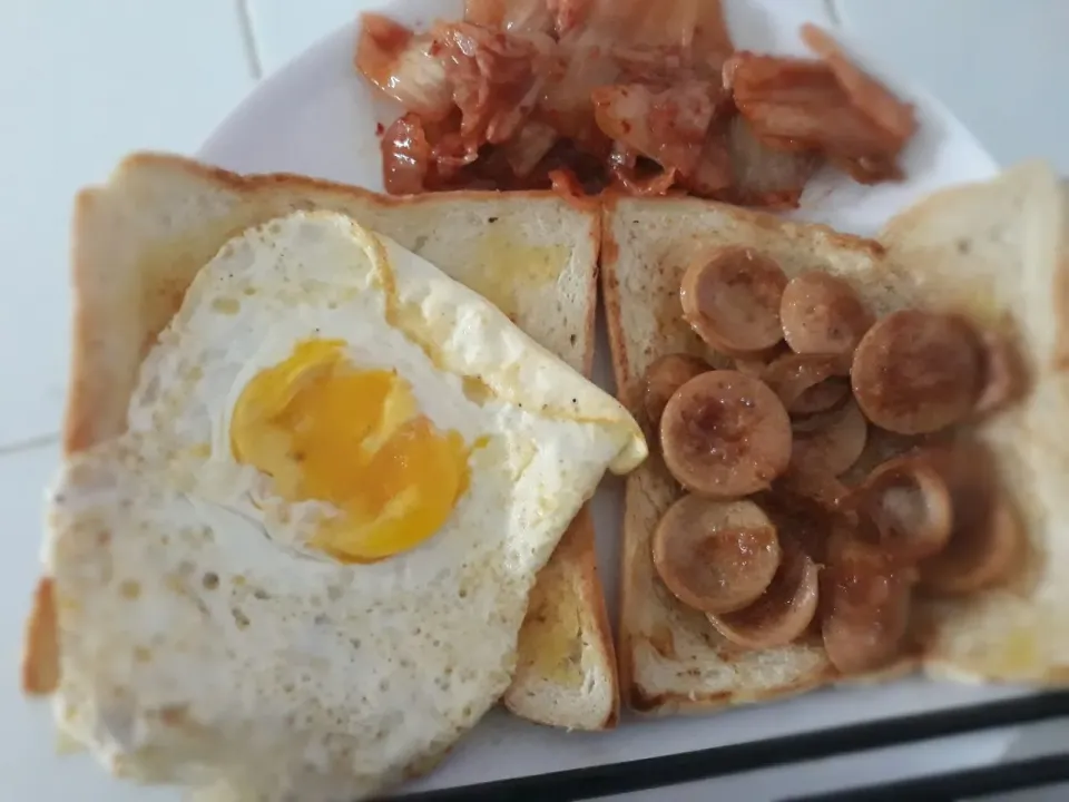 egg sandwich with sausage and kimchi
#homemade #breakfast #western #asia|silvella christaさん