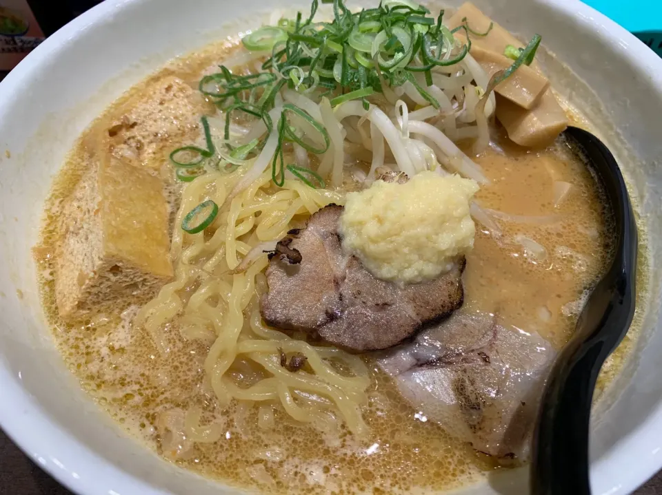 越後つけ麺維新という湯沢の店で味噌ラーメンを食べたのだが（笑）、おろしショウガたっぷりの味噌ラーメンを初めて食べた。ニンニクたっぷりは苦手だが、ショウガはいける。|sniper66さん