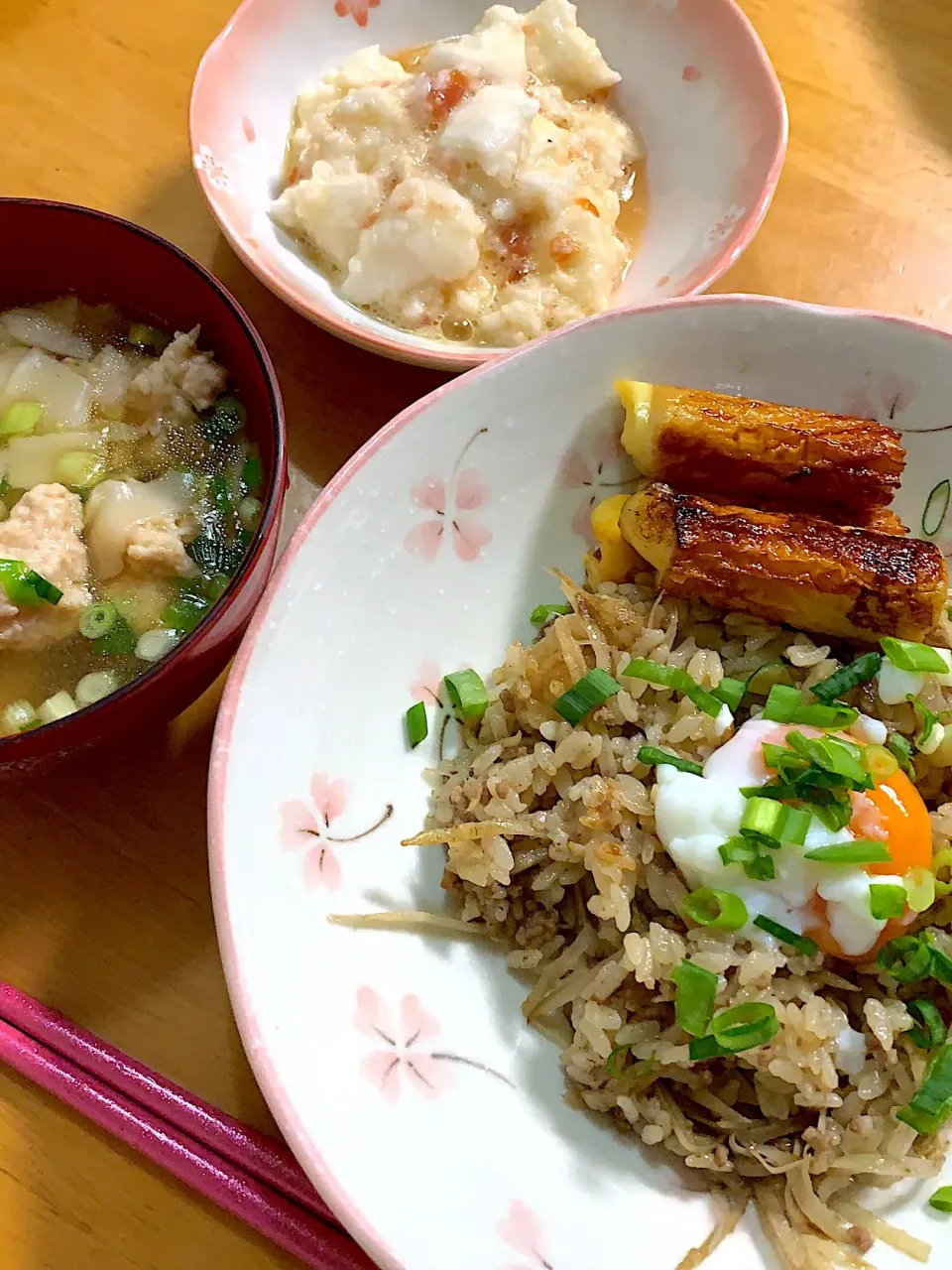 Snapdishの料理写真:牛肉とごぼうの炊き込みご飯、鶏団子スープ、長芋の梅和え⭐️|kaokaoさん