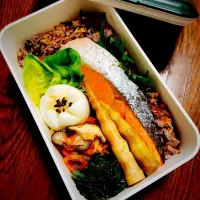 Snapdishの料理写真:旦那さん弁当:鮭弁当
 #春菊の胡麻和え 
 #茹で卵 
 #曲がり筍 
 #切り干し大根の煮物|SaaOさん