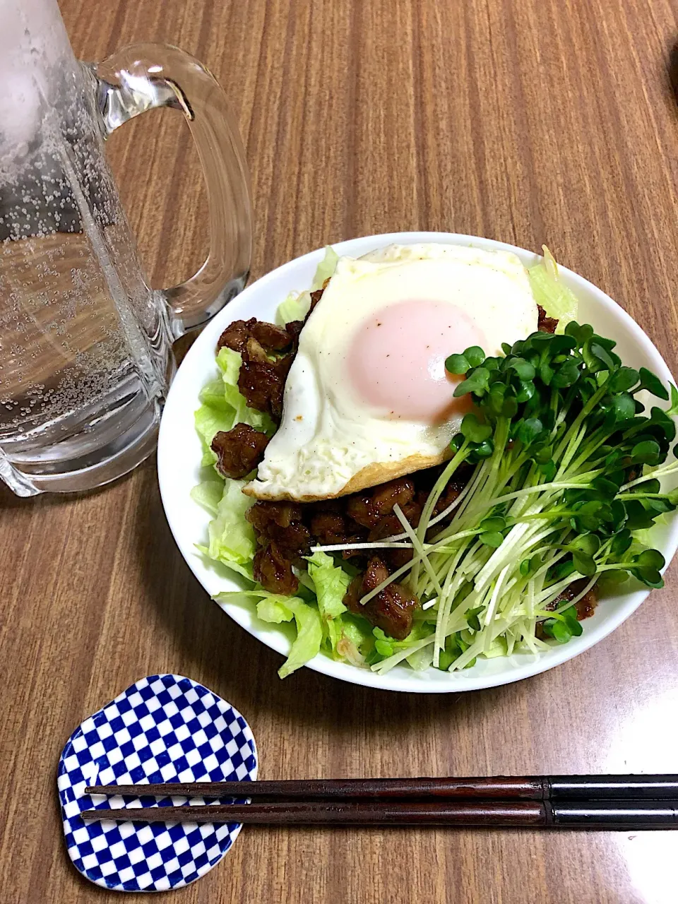 ルーロー飯ガパオライス風と焼酎の炭酸割り|たびもかさん