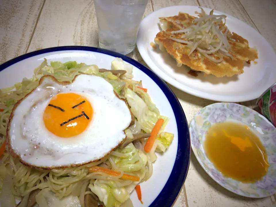 今日の華金で酔っ払いながら作った男飯(*･ω･)塩焼きそば&餃子( ･ㅂ･)و ̑̑|ひーちゃんさん