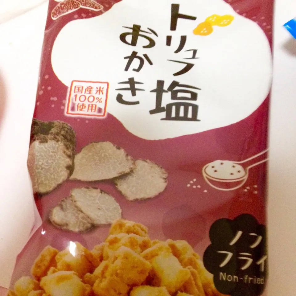 Snapdishの料理写真:トリフおかき⁉️トリフ食べた事無いのに買って見ましたが、トリフおかきでトリフの味と信じて良いのかなぁ〜🤔🤔🤔|まいりさん