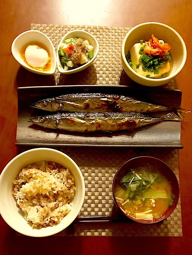 Today's Dinner🍴ｵｸﾗと長芋のたらことろろ昆布和え･成功温泉卵･秋刀魚の塩焼き･もち麦飯･お野菜たっぷりお味噌汁|🌈Ami🍻さん