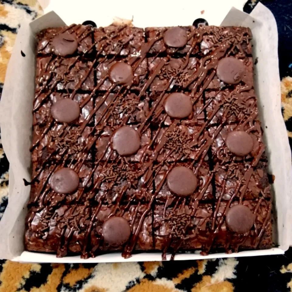 Walnut classic brownies
More chocolaty
More moist
Less sweet suits for dieting 🤭|Nazila Nazirさん