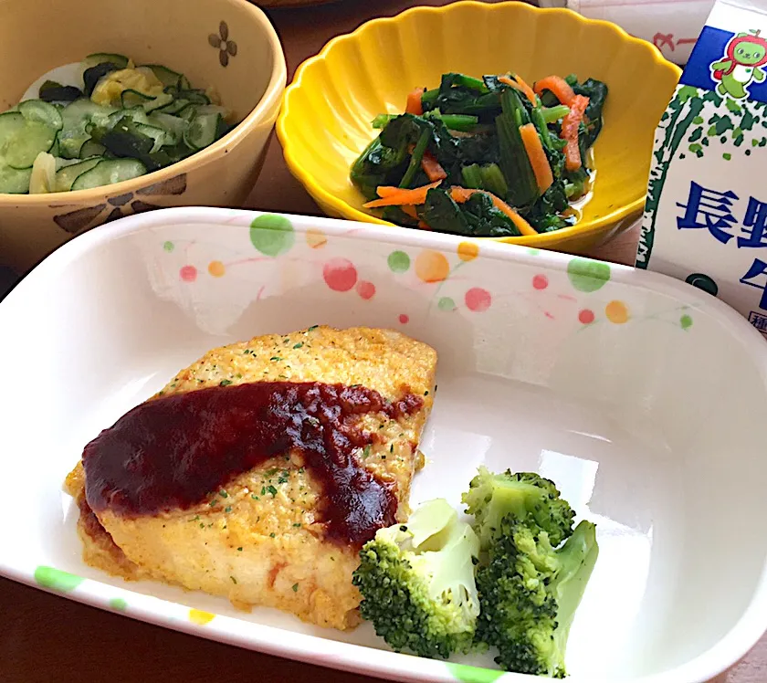 アル中病棟の昼ごはん☀️☀️🔆
ごはん🍚  魚のカレームニエル🐟  酢味噌和え  お浸し  牛乳🥛|ぽんたさん