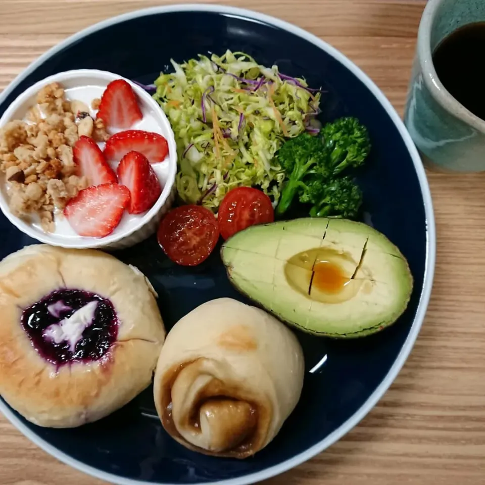 朝食
コーヒークリームパン
ブルーベリーとクリチパン
千切りキャベツ
ブロッコリー
トマト
アボカドの麺つゆがけ
苺入りフルグラヨーグルト|まりさん