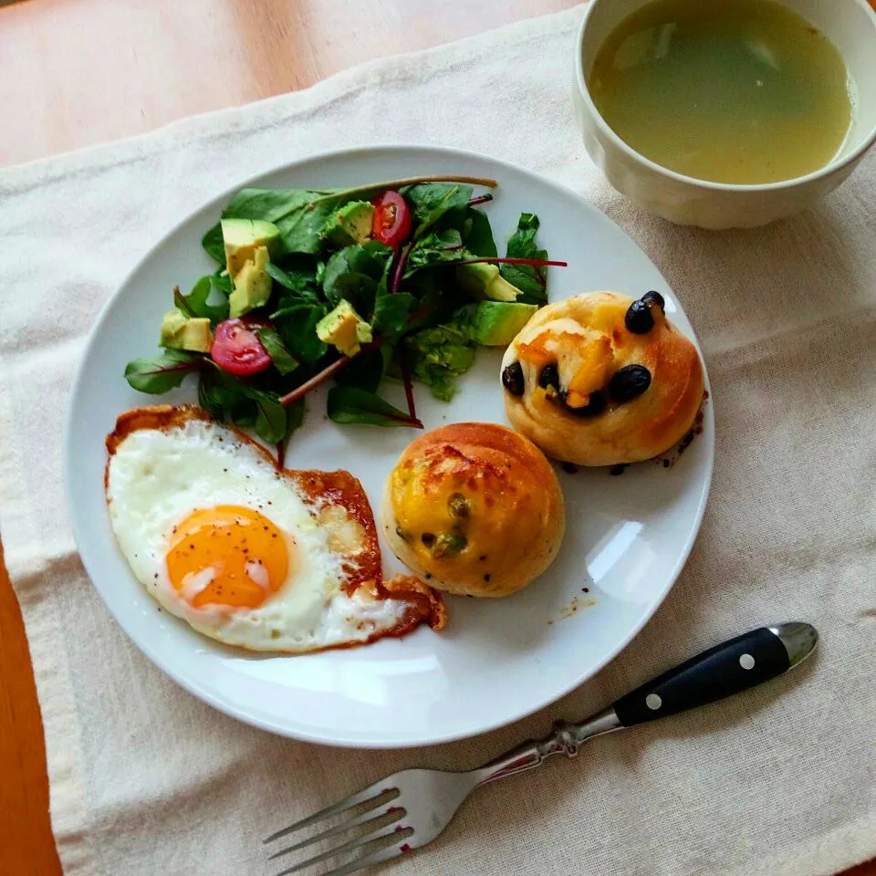 黒豆とクリチのパンで朝ごはん|えるえるさん