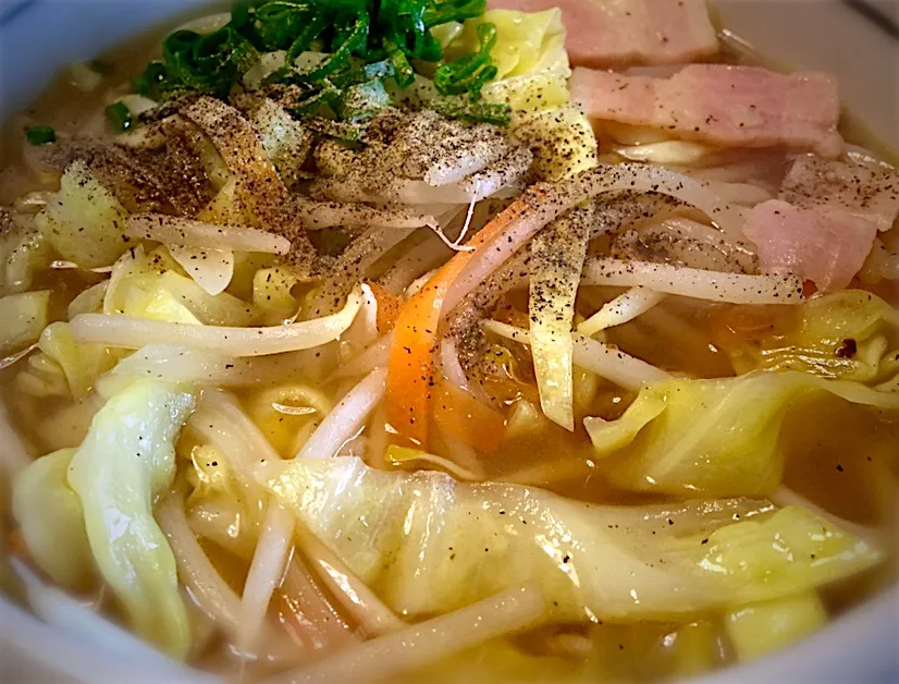 チャンポン風インスタントラーメン
#昨日のTVレシピアレンジ
#胡椒たっぷり
#麺好き男のランチ|mottomoさん