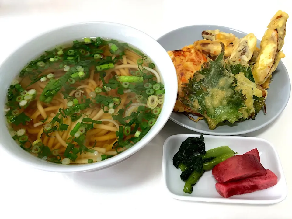 Snapdishの料理写真:今日のお昼ごはんは天麩羅うどん✨|NOBUちえさん