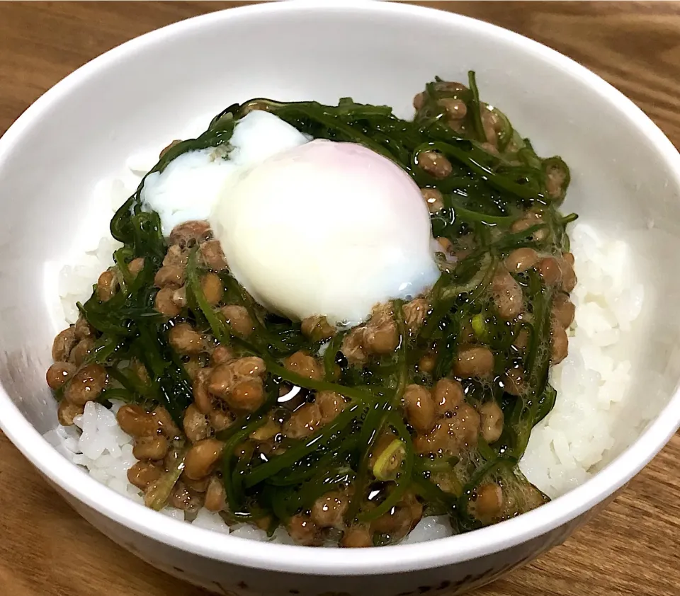 温玉のせ納豆めかぶご飯|まぁたんさん