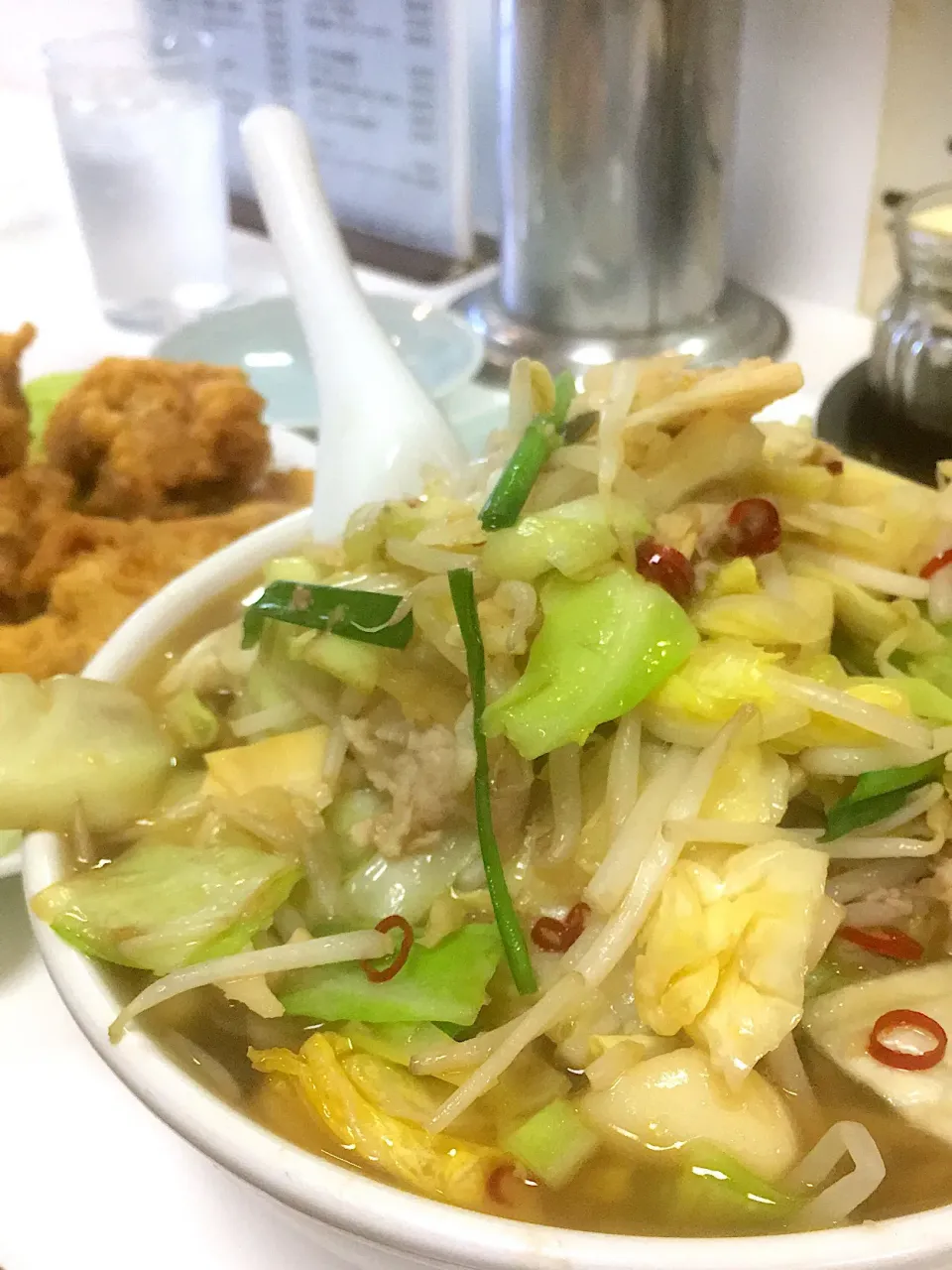 国士無双(野菜たっぷりベトコンラーメン)と唐揚げ|あじょさん