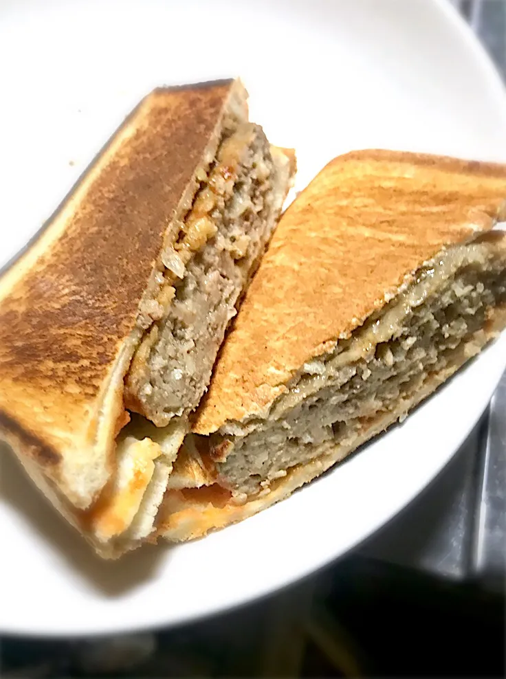 ハンバーグをホットサンドメーカーで挟んだら・・・
もはやハンバーガー🎉😋👍|ギムレットさん