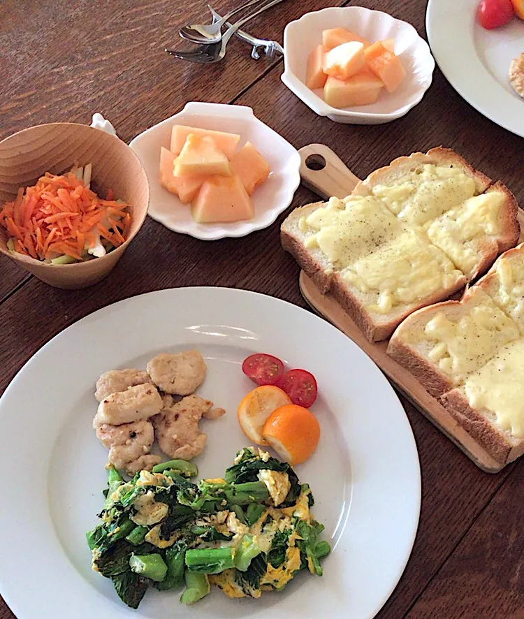ブランチ #チーズトースト #菜花スクランブルエッグ|小松菜さん