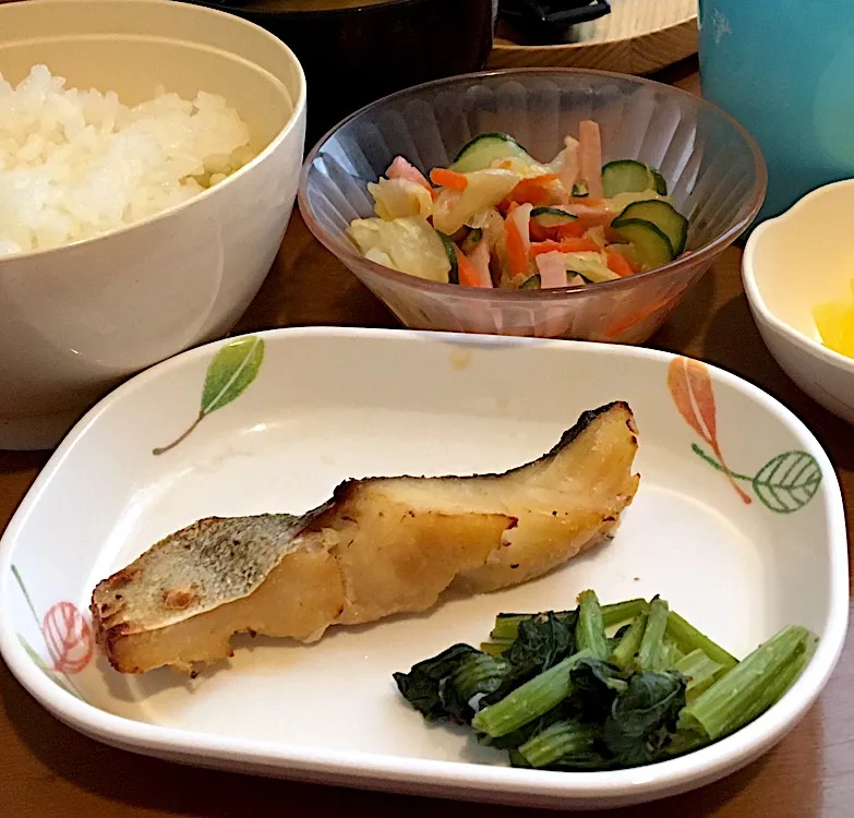 アル中病棟の朝ごはん☀️🔆🔆59日目
ごはん🍚  みそ汁（大根）  タラの生姜焼き🐟  ドレッシング和え  パイナップル🍍|ぽんたさん