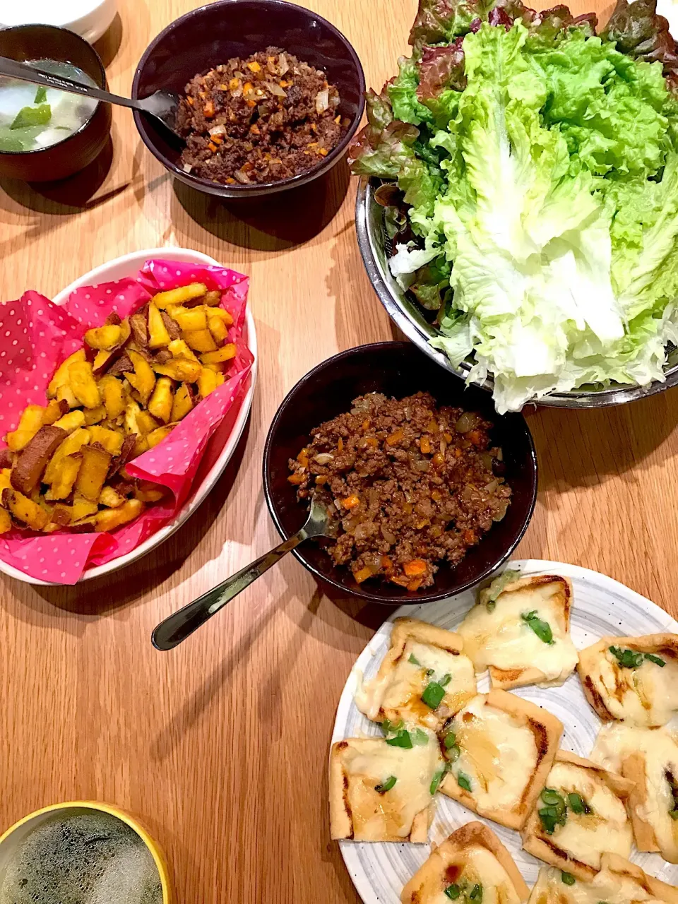 Snapdishの料理写真:レタスのひき肉巻き(オイスターソース味とカレー味)|KAEさん