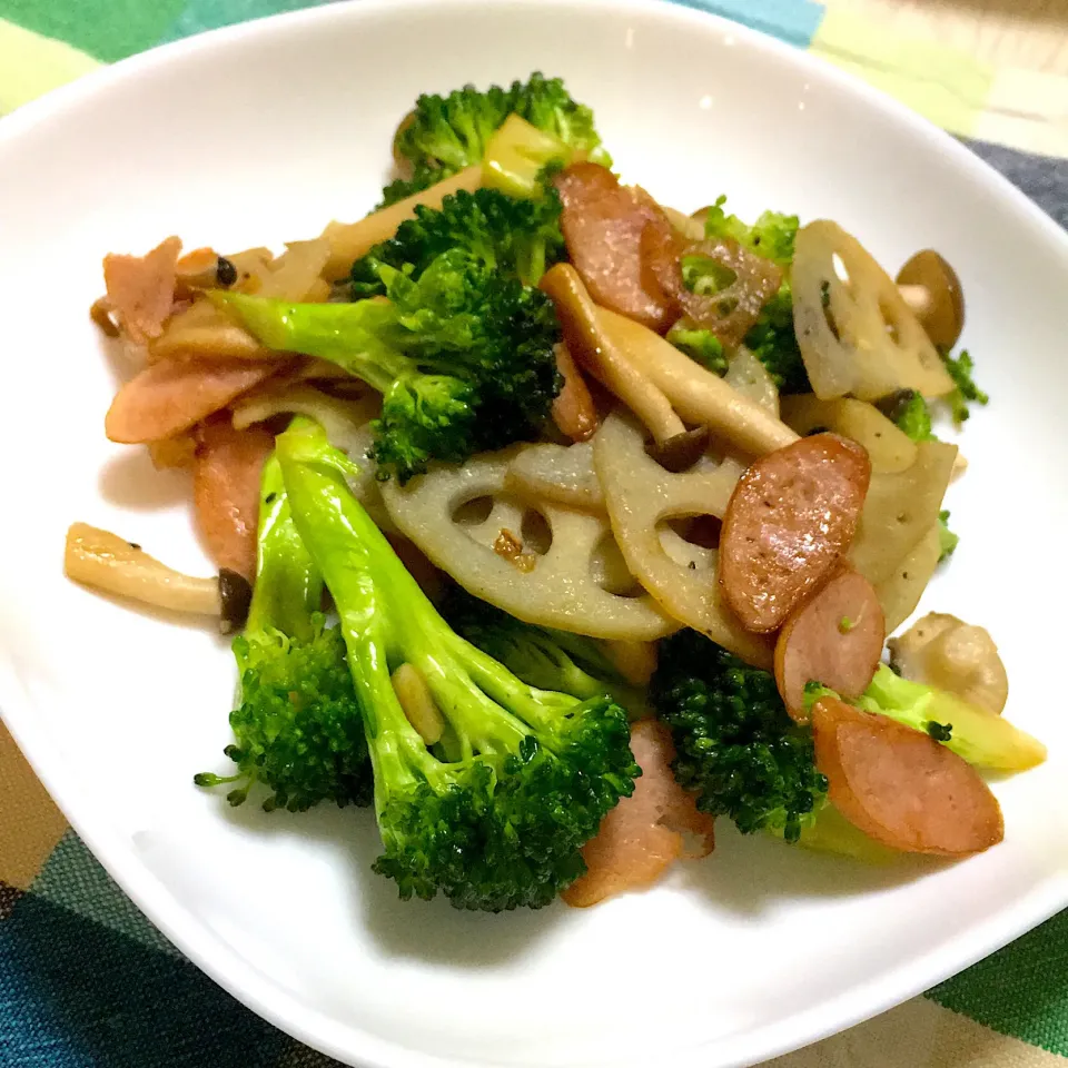 Snapdishの料理写真:🥦ブロッコリーと蓮根のガーリック炒め🥦|❤︎YUKARI❤︎さん