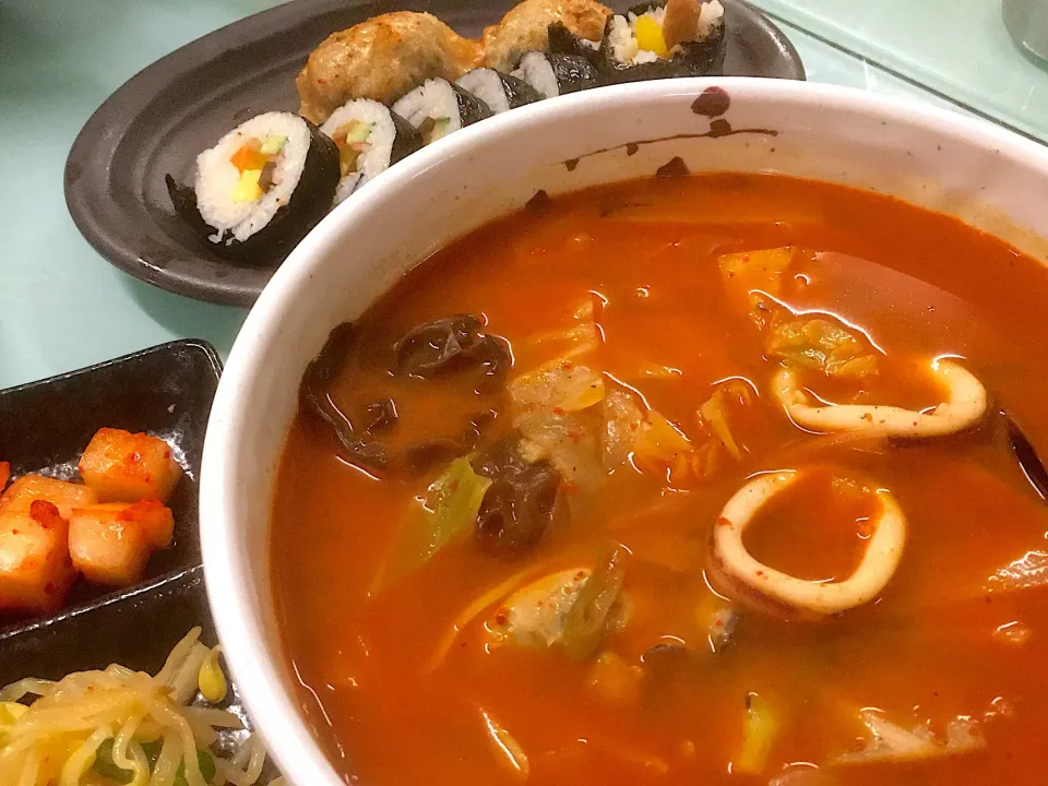 Snapdishの料理写真:ちゃんぽん麺（韓国味）とキンパと餃子のセット|あじょさん