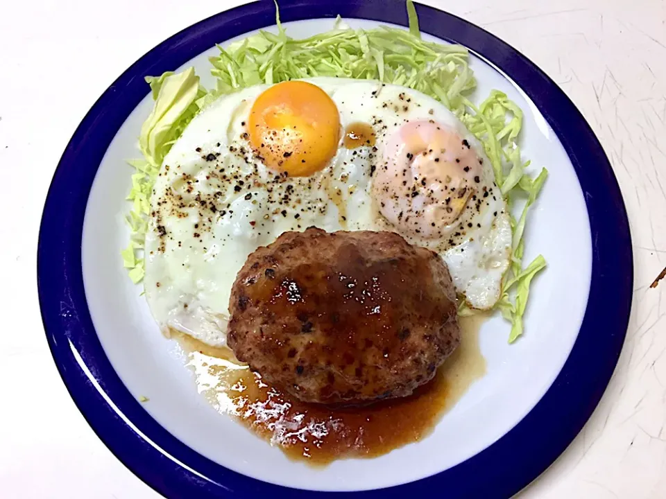 ポークハンバーグと目玉焼き🍳|utayataさん