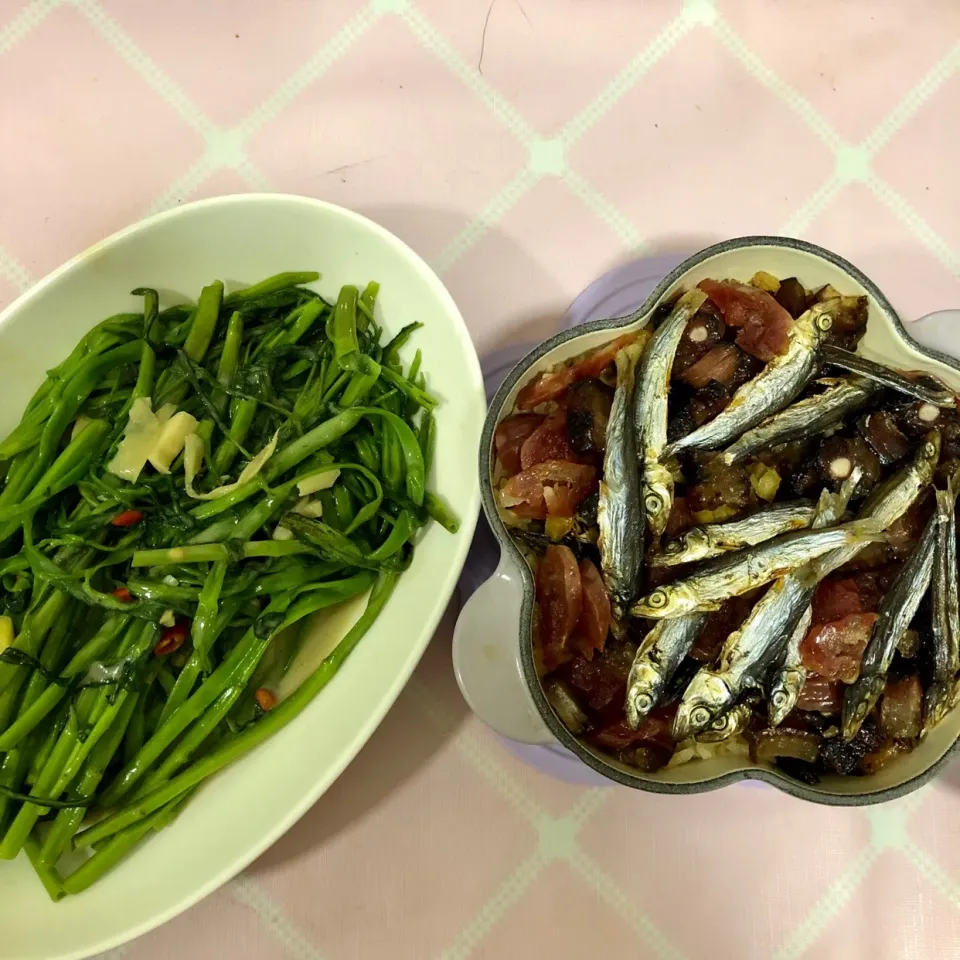 Snapdishの料理写真:魚乾臘味煲仔飯+椒絲腐乳炒通菜|🌺🌺Anna女王🌺🌺さん