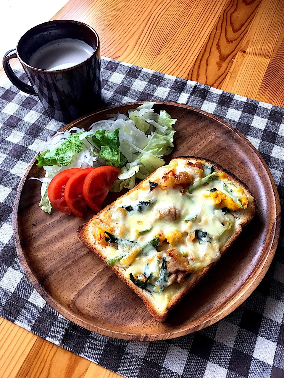 豚キムチチーズトースト、サラダ、カフェオレ|sayaさん