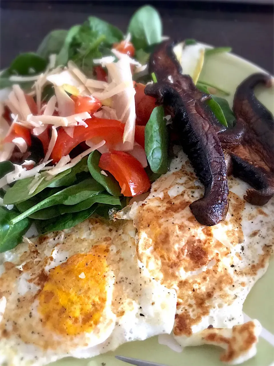 Pasture-raised eggs, portobella mushrooms and spinach tomato salad with endives, truffle oil and vegan Parmesan cheese|georgianaさん