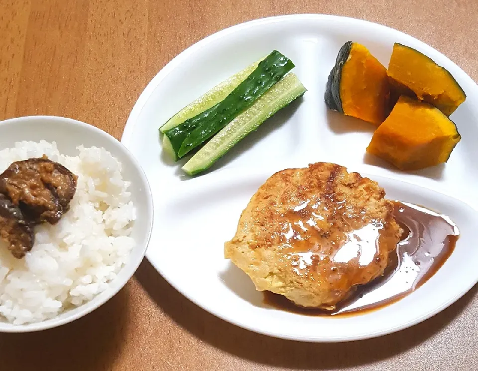 Snapdishの料理写真:和風チキンバーグ
かぼちゃ
きゅうり
しいたけの味噌バター佃煮をのせたご飯|ナナさん