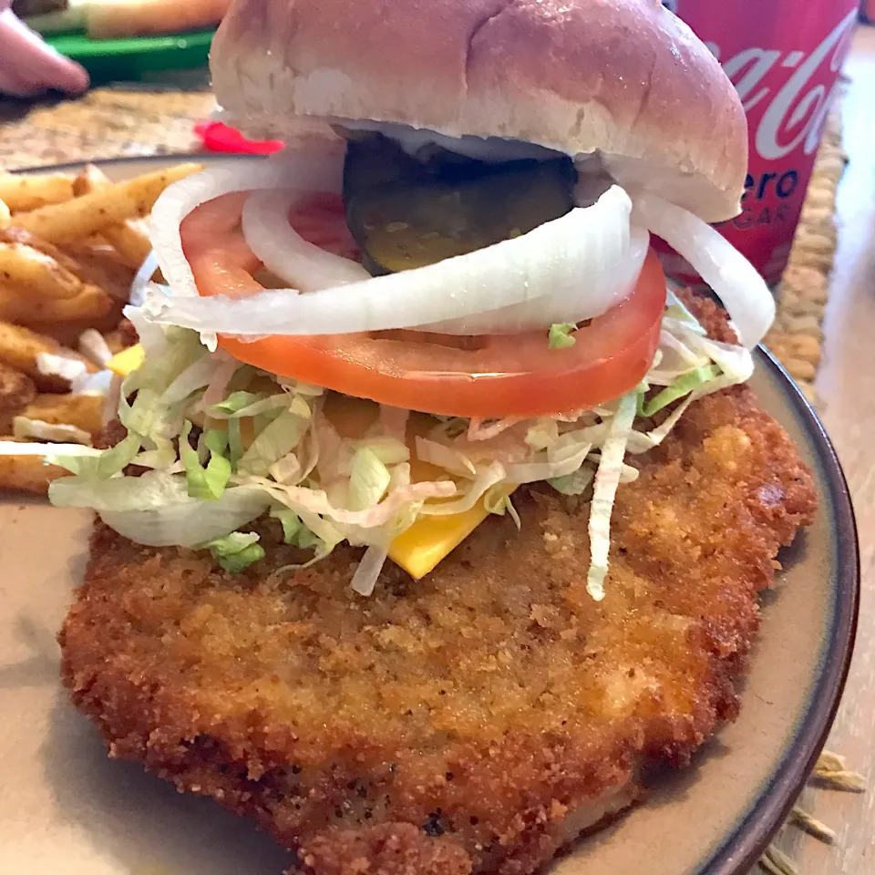 Hoosier style breaded pork tenderloin sandwich|TJ McAfoosさん