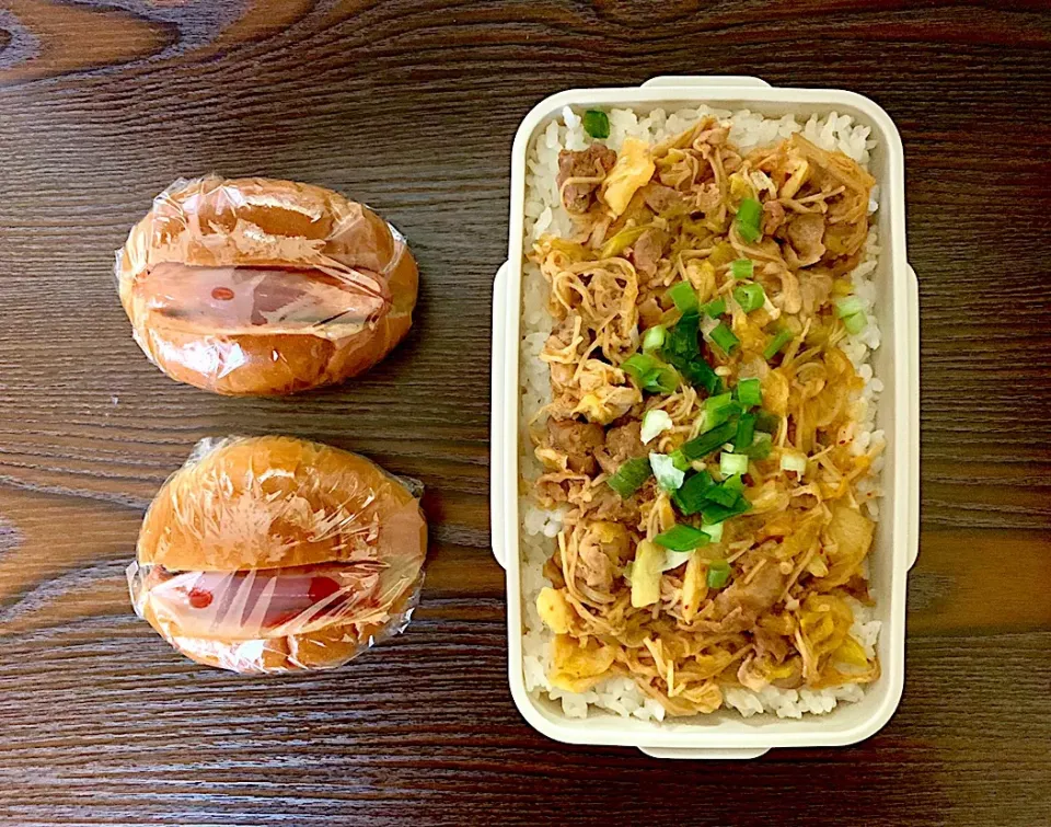 Snapdishの料理写真:キムチ風味肉野菜炒め弁当＆朝食用ホットドッグ|emoさん