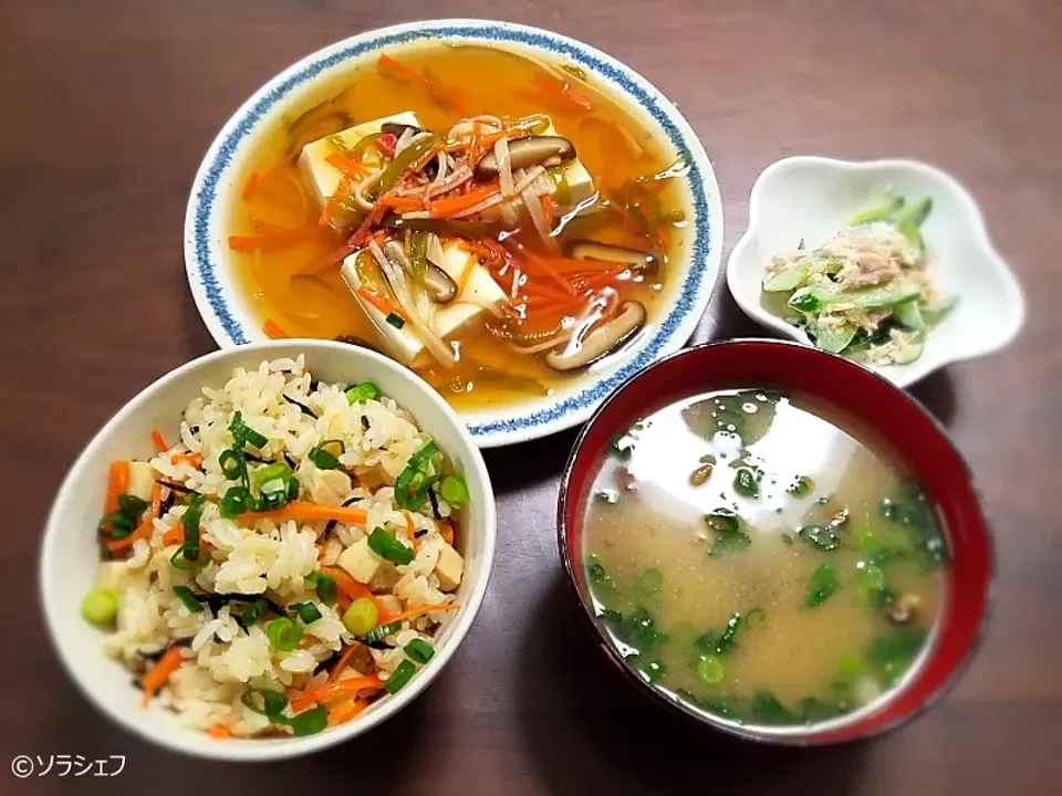 昨日の晩ご飯だよ(*^^*)
★高野豆腐とひじきの混ぜご飯
★かにかまと野菜の和風あんかけ豆腐
★きゅうりとツナの無限サラダ
★なめこの味噌汁|ソラシェフさん