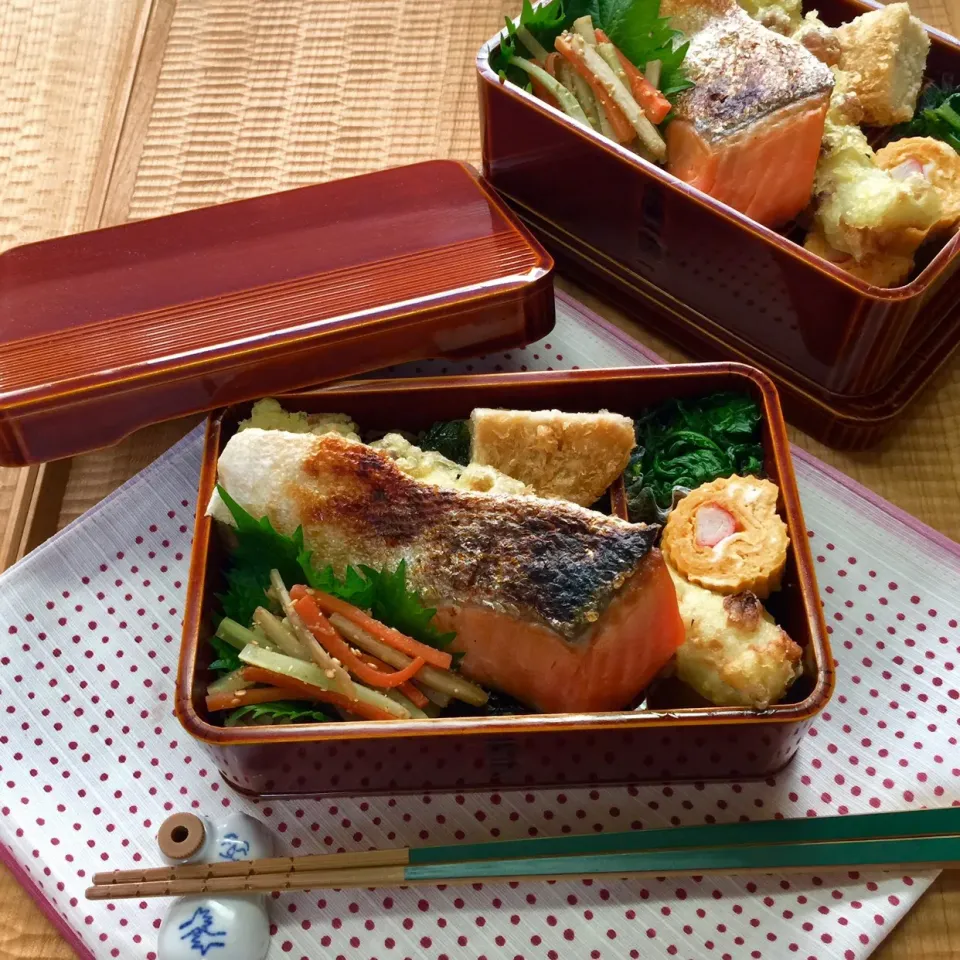 Snapdishの料理写真:🍱３月１７日(日) 今日のお弁当
○ もち麦ごはん
○ どーんと焼鮭（甘塩）
○ どどーんとちくわの天ぷら
○ カニかま玉子焼き
○ 男爵コロッケ
○ 春菊のおひたし
○ ブロッコリーの茎とごぼうの金平
○ 大葉・ご飯の上におかか佃煮と韓国海苔|mutsumi☺︎さん