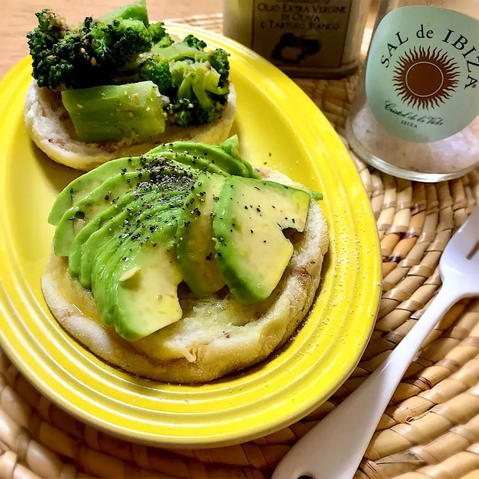 Avocado Sandwiches with Truffe Oil, Broccoli🥦〜アボサンド トリュフオイル添え, ブロッコリ🥑|angiee♡さん