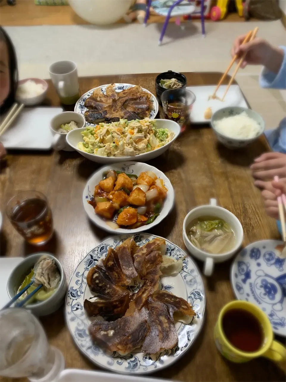 酢鶏・餃子・ロマネスコの卵サラダ・春雨スープ・ご飯|ちびろ菌さん