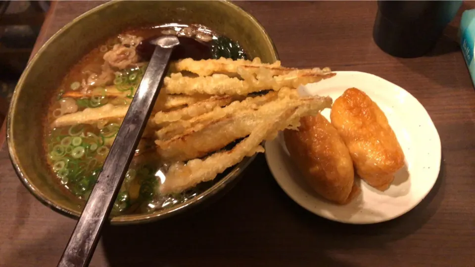 Snapdishの料理写真:ごぼうめんぷらうどん 稲荷寿し

#大地のうどん
 #高田馬場|おっちさん