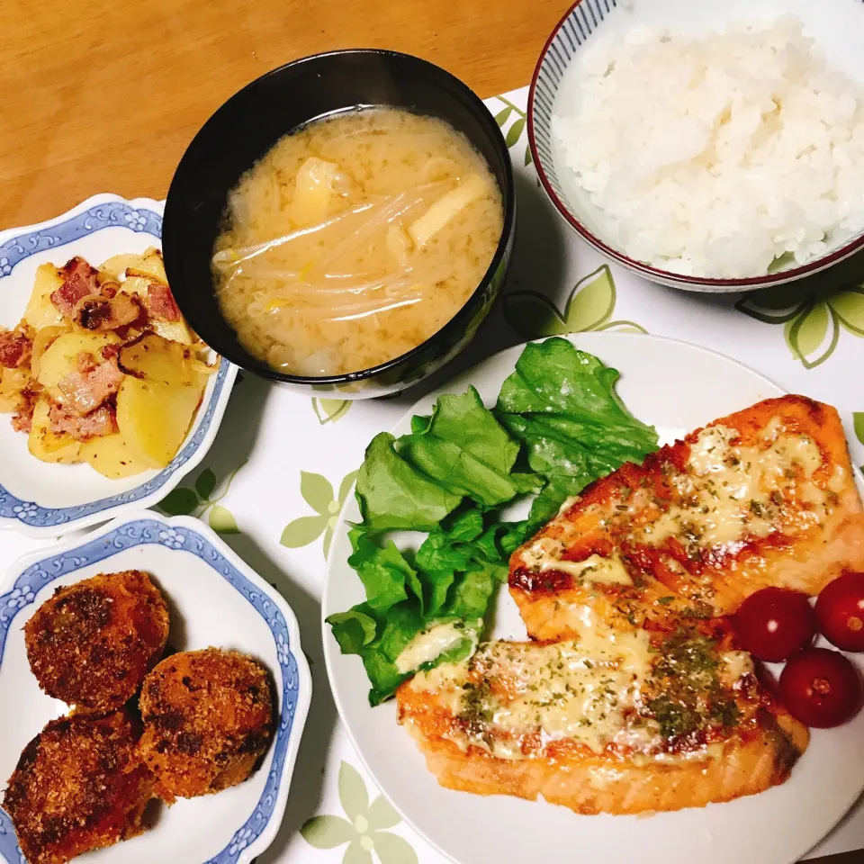 Snapdishの料理写真:鮭のムニエル定食|はるさん