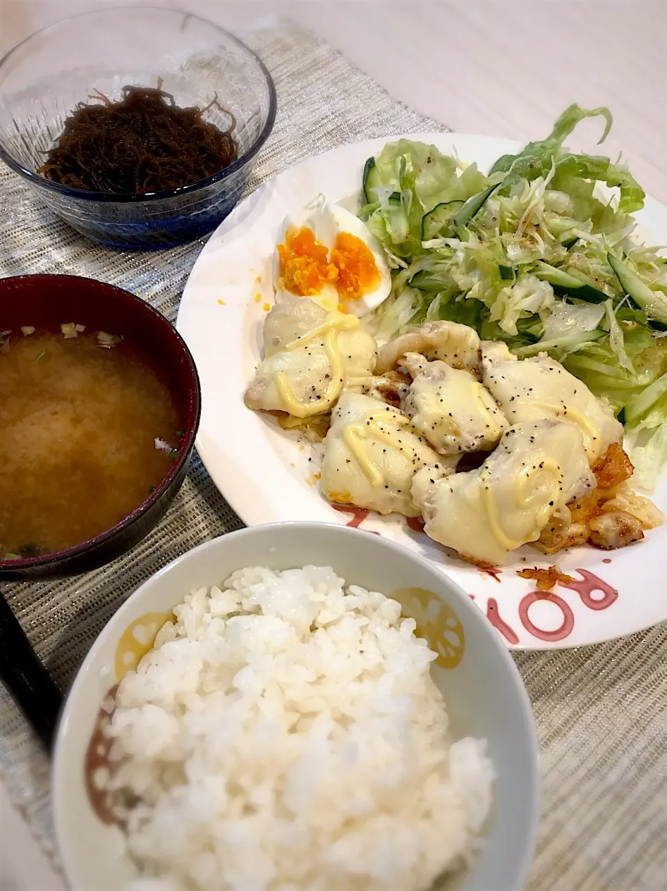 鶏胸肉のマヨチーズ焼き  もずく  味噌汁|キヨさん