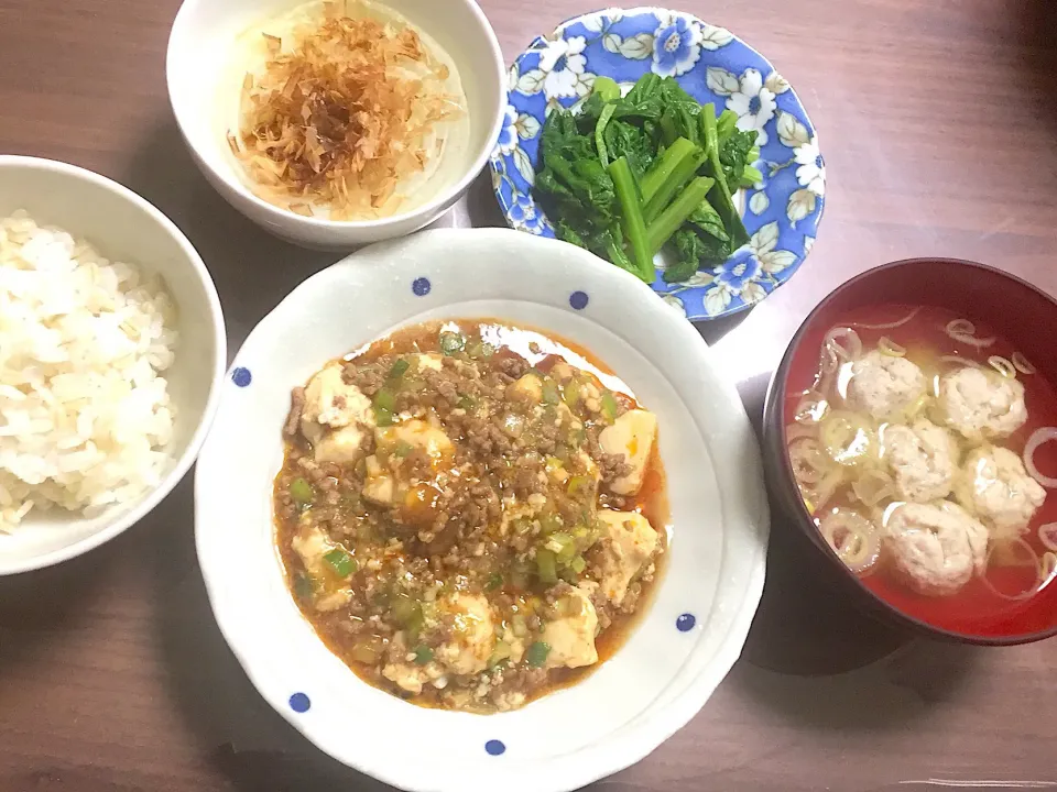 麻婆豆腐 すり身の味噌汁 かき菜のお浸し 新玉ねぎのかつおポン酢|おさむん17さん