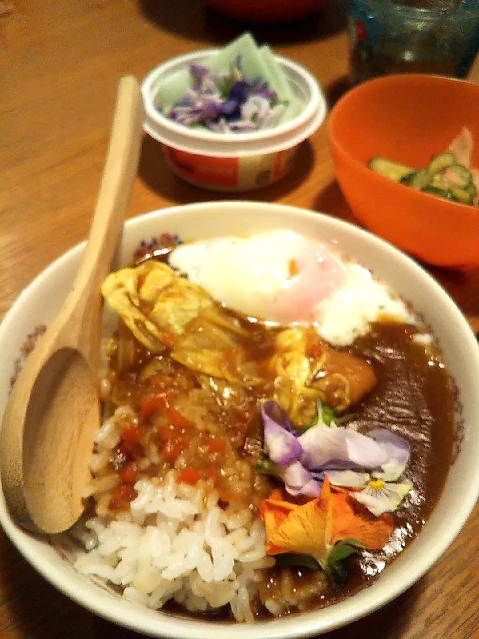 娘が飾ったお花カレー🍛|まきごろうさん