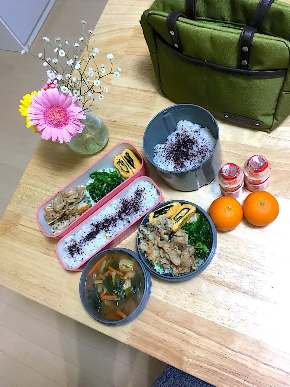 さぁ今週もがんばろー❣️
2人お弁当(*´ڡ`●)

海苔入り卵焼き
豚肉の甘辛煮
ほうれん草のおひたし
竹輪のゴマ＆花エビ衣天麩羅
ゆかりご飯

旦那さんはワカメと油揚げの生姜入り赤だし付き|さくたえさん