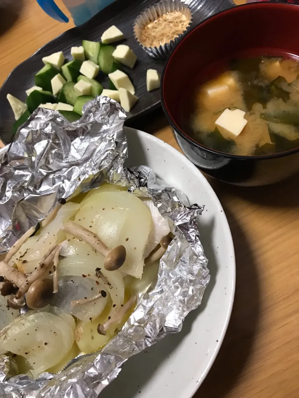 Snapdishの料理写真:鮭のホイル焼き&味噌汁|sinさん