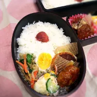 お弁当✨
ささみチーズフライ、牛カルビマヨネーズ、ゆでたまご、ポテトフライ、野菜のごま和え|おもちさん