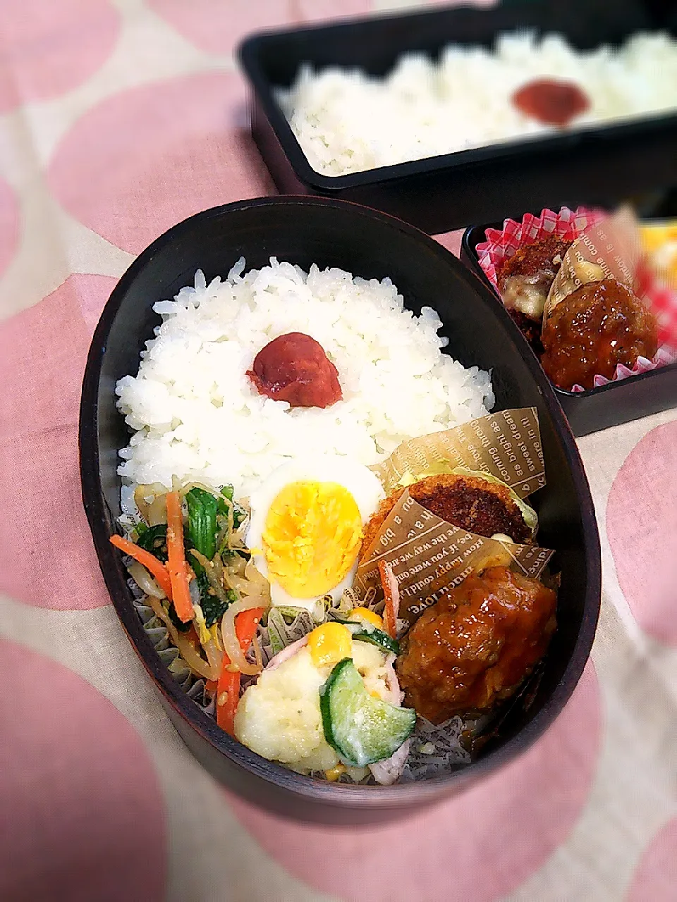 お弁当✨
ささみチーズフライ、牛カルビマヨネーズ、ゆでたまご、ポテトフライ、野菜のごま和え|おもちさん