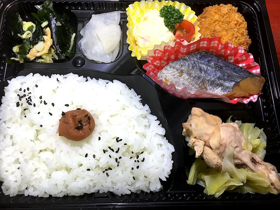 Snapdishの料理写真:春キャベツと手羽元の煮物 日替わり弁当 宅配ランチ 豊川市配達|Naokazu Kuritaさん