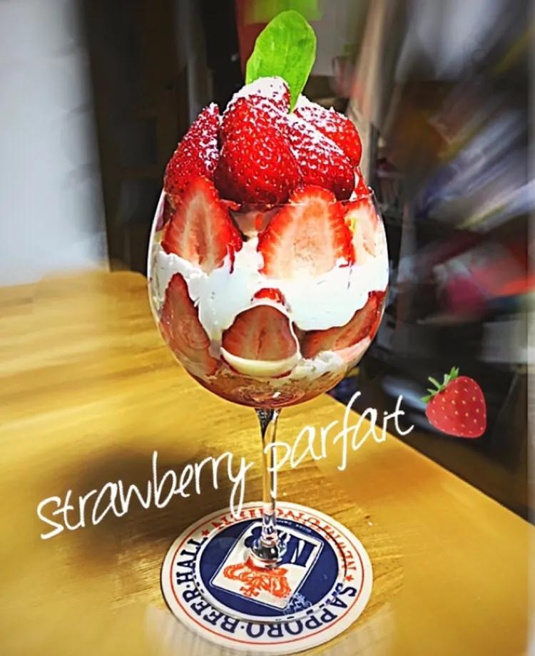 Snapdishの料理写真:オリジナル ストロベリーパフェ🍓|côté du ventさん