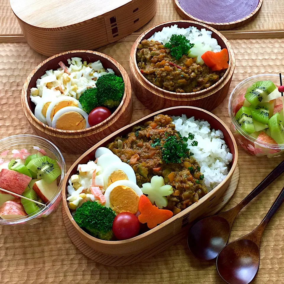 🍱３月１８日(月) 今日のお弁当
○ ドライカレー
○ リンゴ酢コールスローサラダ
○ ゆでたまご
○ ブロッコリー・ミニトマト・粗刻みパセリ
○ デザートりんご🍎＆キウイ🥝|mutsumi☺︎さん