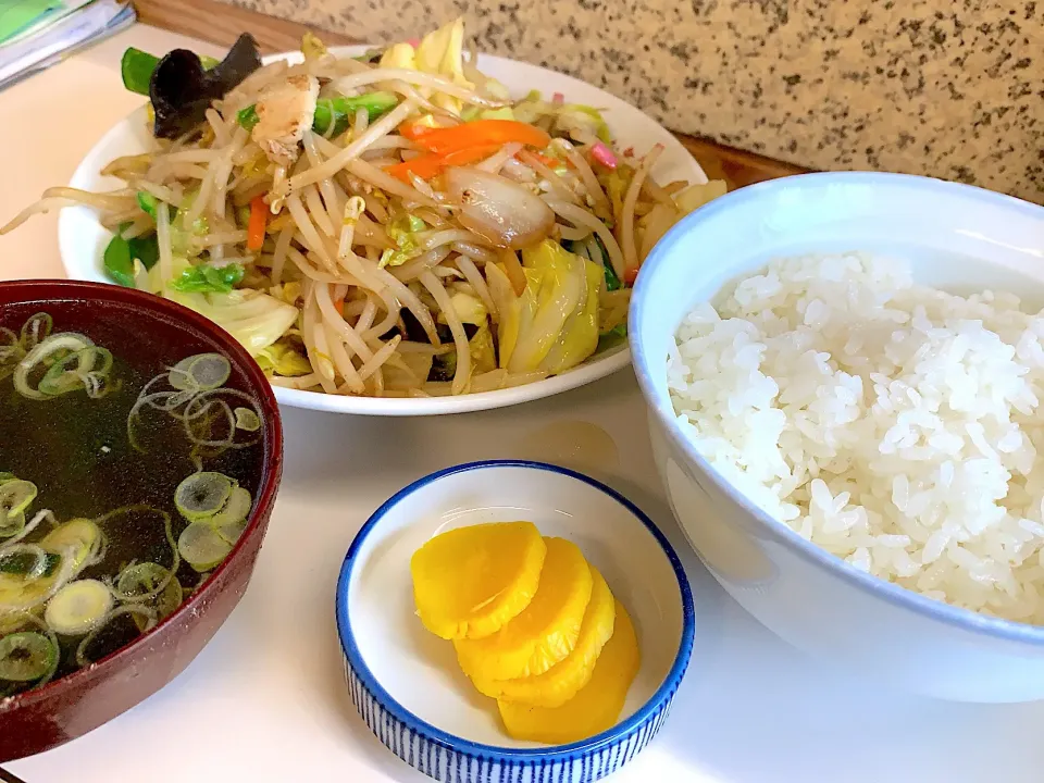 野菜炒め定食
ご飯少なめ。笑|Akiko Yoshidaさん