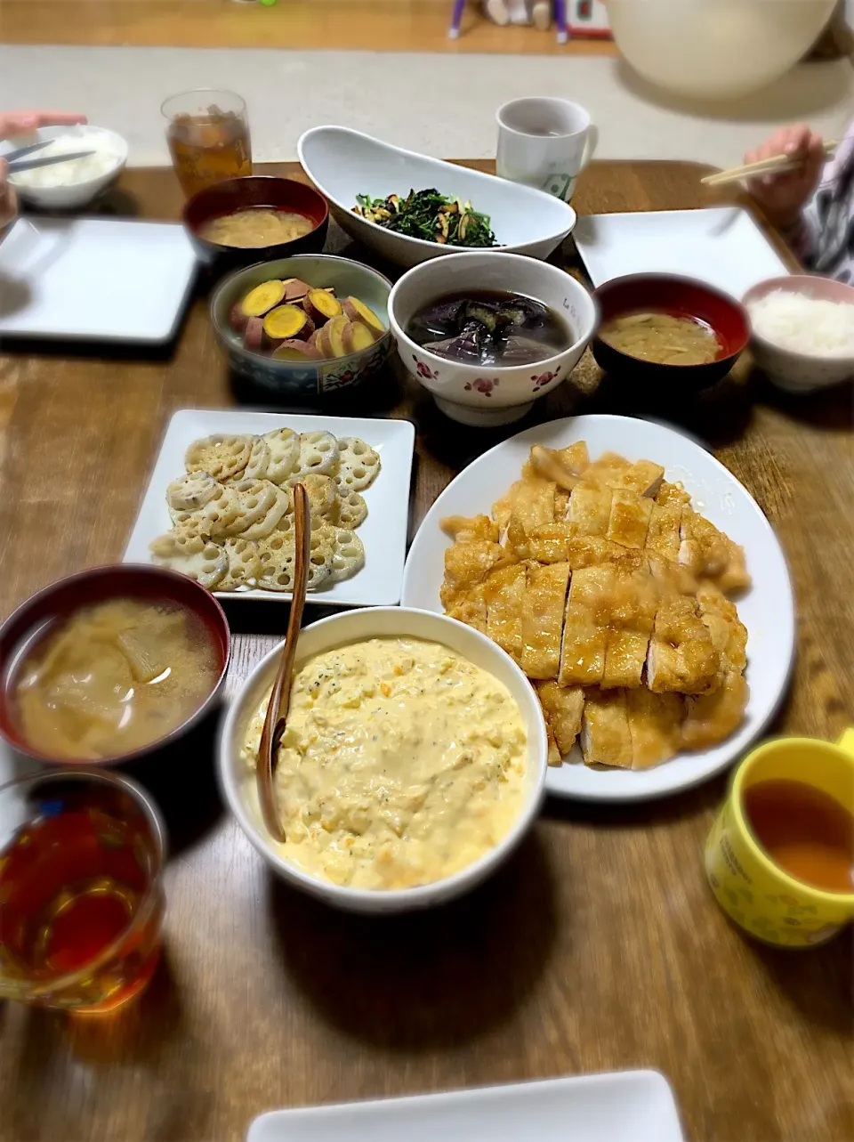 チキン南蛮・蓮根のハーブソテー・茄子の煮浸し・安納芋のハニレモ煮・クレソンのにんにく炒め・味噌汁・ご飯|ちびろ菌さん