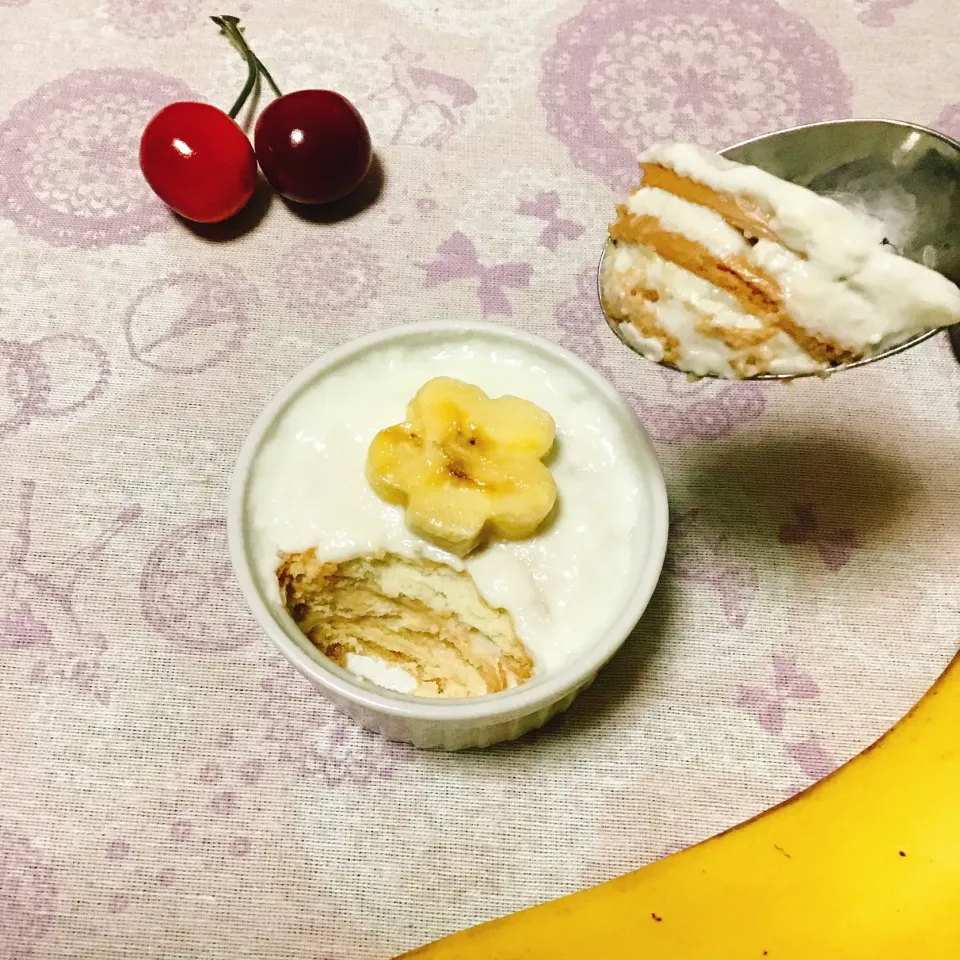 Snapdishの料理写真:やにゃさんの料理 マリービスケットと無糖ヨーグルトで、簡単ケーキ☆|さくらんぼさん